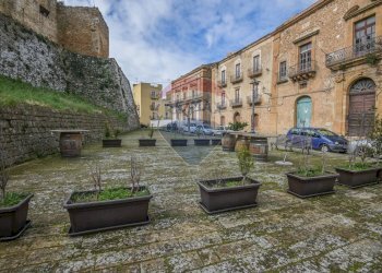 Edificio all\'aperto - Castle piazza castello
 
1, Piazza Armerina - photo 107