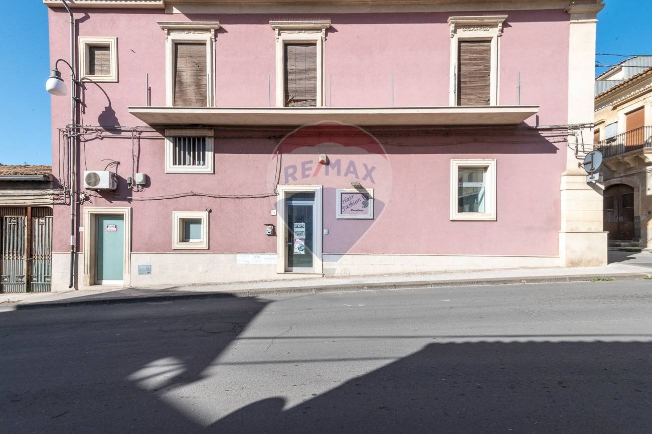 Edificio all\'aperto - Commercial Premises via crispi
 
18, Grammichele - photo 1