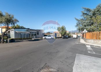 Edificio all\'aperto - Attività Commerciale VIA FISICHELLI
 
9, San Giovanni la Punta - foto 12