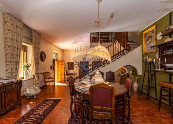 Sala da pranzo - Villa Via Degli Oleandri
 
3/a, Caltagirone - foto 7