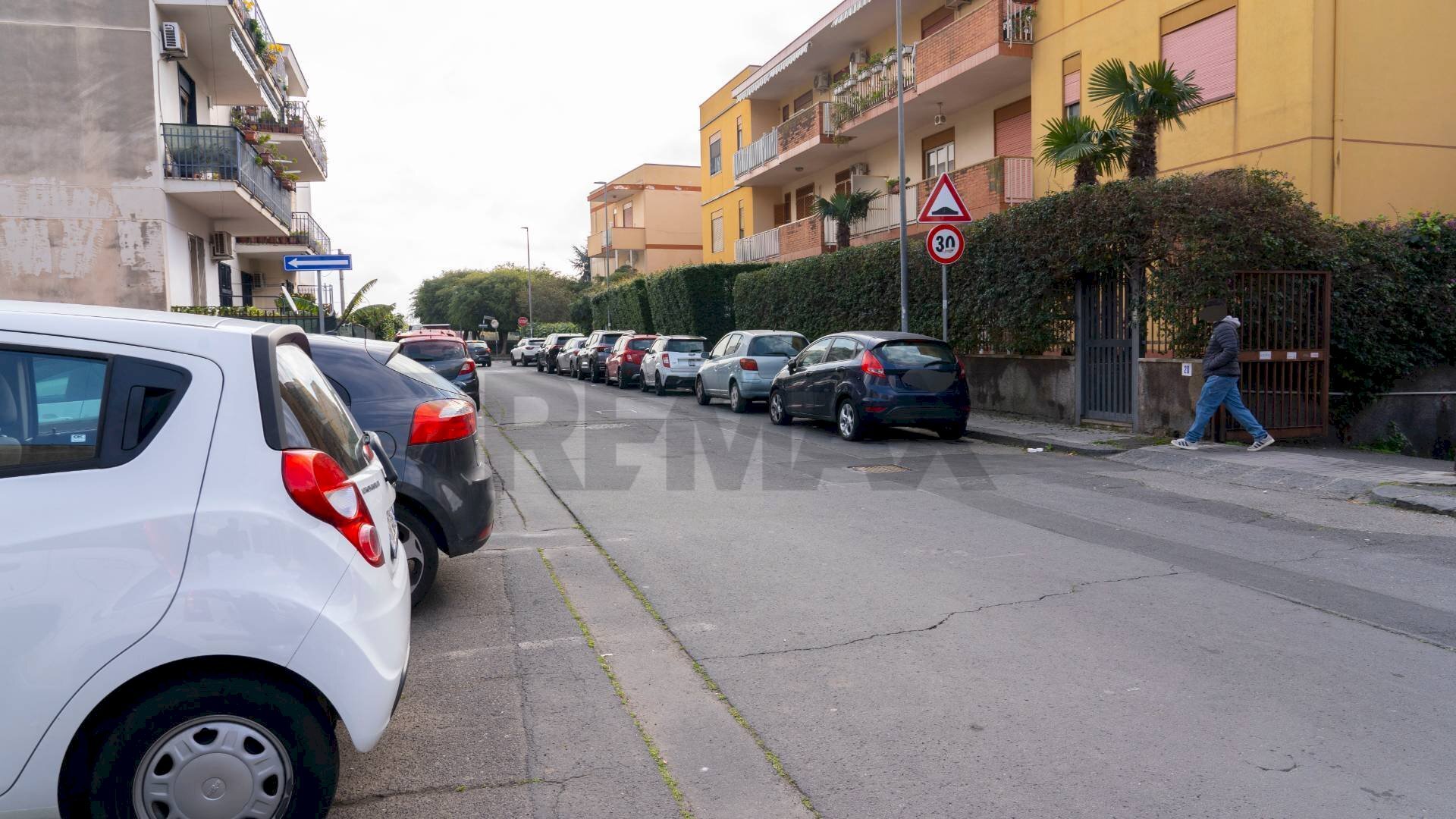 Edificio all\'aperto - Commercial Premises Via Luigi Pirandello
 
25, Sant'Agata Li Battiati - photo 1