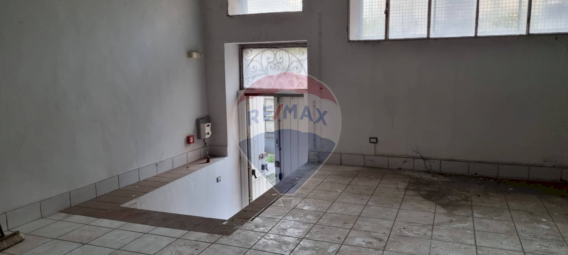 Stanza vuota - Locale Commerciale VIA LEONARDO DA VINCI
8, Paterno - foto 3