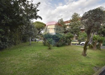 Giardino - Villa Bifamiliare Via Giacomo Leopardi
 
1, Sant'Agata Li Battiati - foto 6