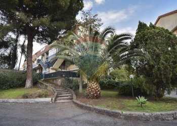 Edificio all\'aperto - Villa Bifamiliare Via Giacomo Leopardi
 
1, Sant'Agata Li Battiati - foto 9