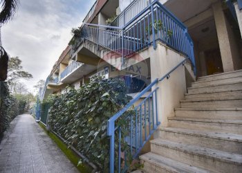 Scale - Villa Bifamiliare Via Giacomo Leopardi
 
1, Sant'Agata Li Battiati - foto 11