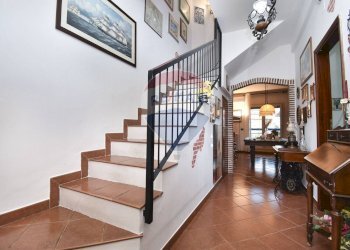 Scale - Villa Bifamiliare Via Giacomo Leopardi
 
1, Sant'Agata Li Battiati - foto 14