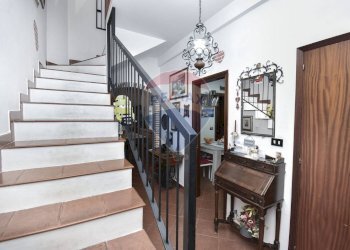 Scale - Villa Bifamiliare Via Giacomo Leopardi
 
1, Sant'Agata Li Battiati - foto 16