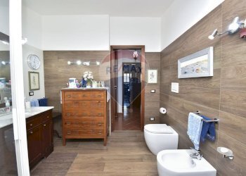 Bagno - Villa Bifamiliare Via Giacomo Leopardi
 
1, Sant'Agata Li Battiati - foto 19