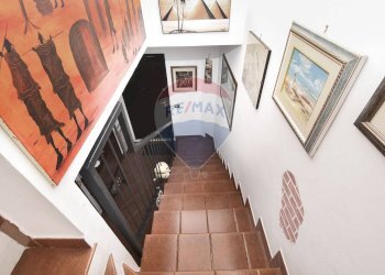 Scale - Villa Bifamiliare Via Giacomo Leopardi
 
1, Sant'Agata Li Battiati - foto 32