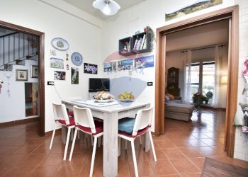 Sala da pranzo - Villa Bifamiliare Via Giacomo Leopardi
 
1, Sant'Agata Li Battiati - foto 35