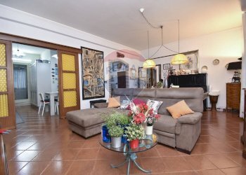 Soggiorno - Villa Bifamiliare Via Giacomo Leopardi
 
1, Sant'Agata Li Battiati - foto 37