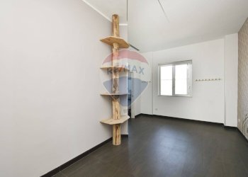 Stanza vuota - Locale Commerciale Via Felice Paradiso
 
64, Acireale - foto 8