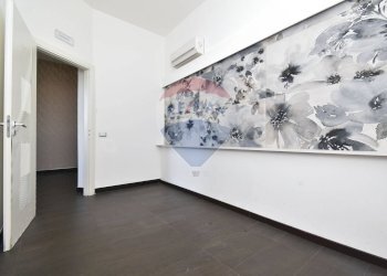 Stanza vuota - Locale Commerciale Via Felice Paradiso
 
64, Acireale - foto 12