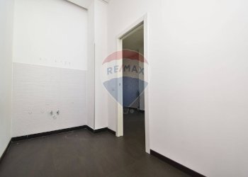 Stanza vuota - Locale Commerciale Via Felice Paradiso
 
64, Acireale - foto 21