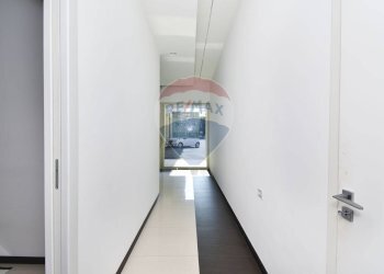 Hall / corridoio - Locale Commerciale Via Felice Paradiso
 
64, Acireale - foto 23