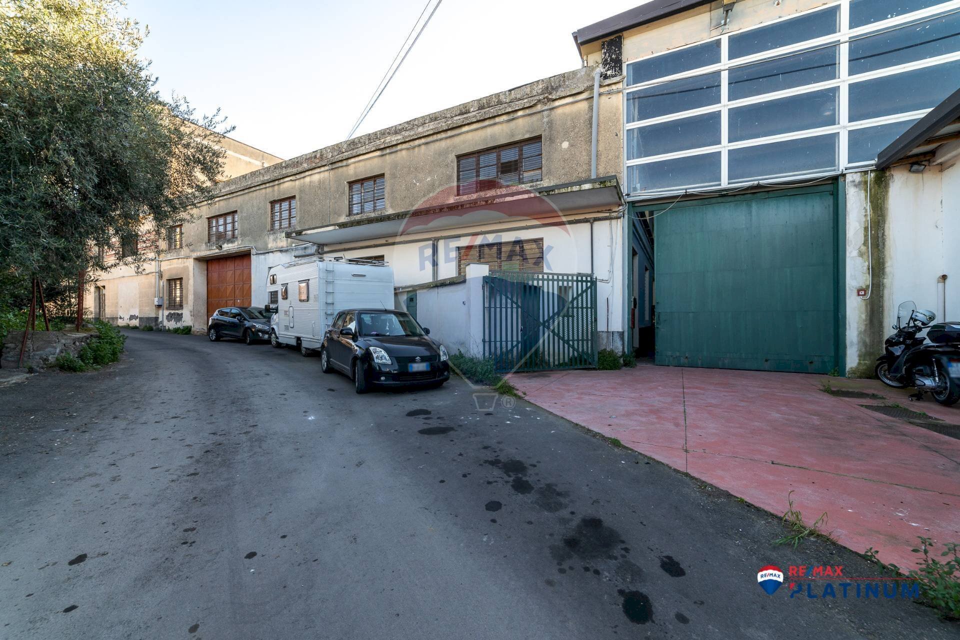 Edificio all\'aperto - Locale Commerciale Contrada Schettino
 
snc, Paterno - foto 2