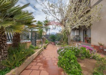 Giardino - Appartamento Via Gabriele D'Annunzio
 
16, Caltagirone - foto 4