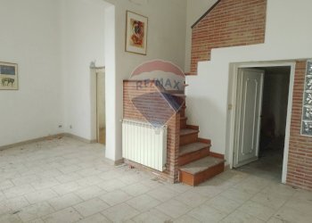 scala piano terra piano intermedio - Casa indipendente Via Nazionale Mangano
 
73, Acireale - foto 10