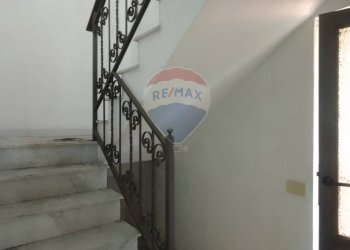 scala interna - Casa indipendente Via Nazionale Mangano
 
73, Acireale - foto 17