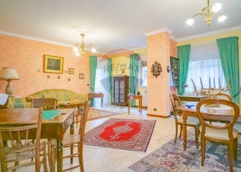 Sala da pranzo - Appartamento Via Vittorio Emanuele Orlando
 
34, Adrano - foto 1