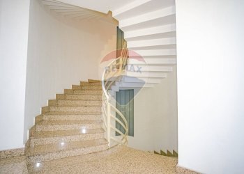 Scale - Appartamento Via Vittorio Emanuele Orlando
 
34, Adrano - foto 3