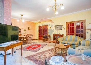 Sala da pranzo - Appartamento Via Vittorio Emanuele Orlando
 
34, Adrano - foto 8