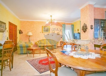 Sala da pranzo - Appartamento Via Vittorio Emanuele Orlando
 
34, Adrano - foto 11