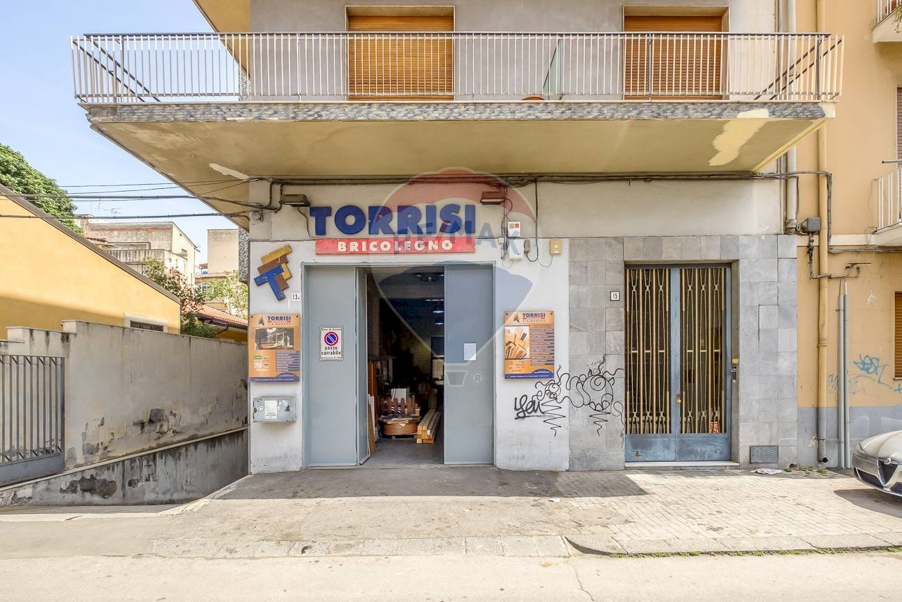 Edificio all\'aperto - Locale Commerciale Via Mandrà
 
13/B, Catania - foto 1