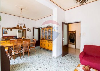 Sala da pranzo - Quadrilocale Via del Popolo
 
25, Acireale - foto 4