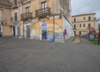 Edificio all\'aperto - Locale Commerciale Piazza Carlo Maria Carafa, Grammichele - foto 1