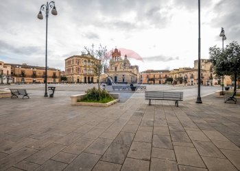 Edificio all\'aperto - Locale Commerciale Piazza Carlo Maria Carafa, Grammichele - foto 2