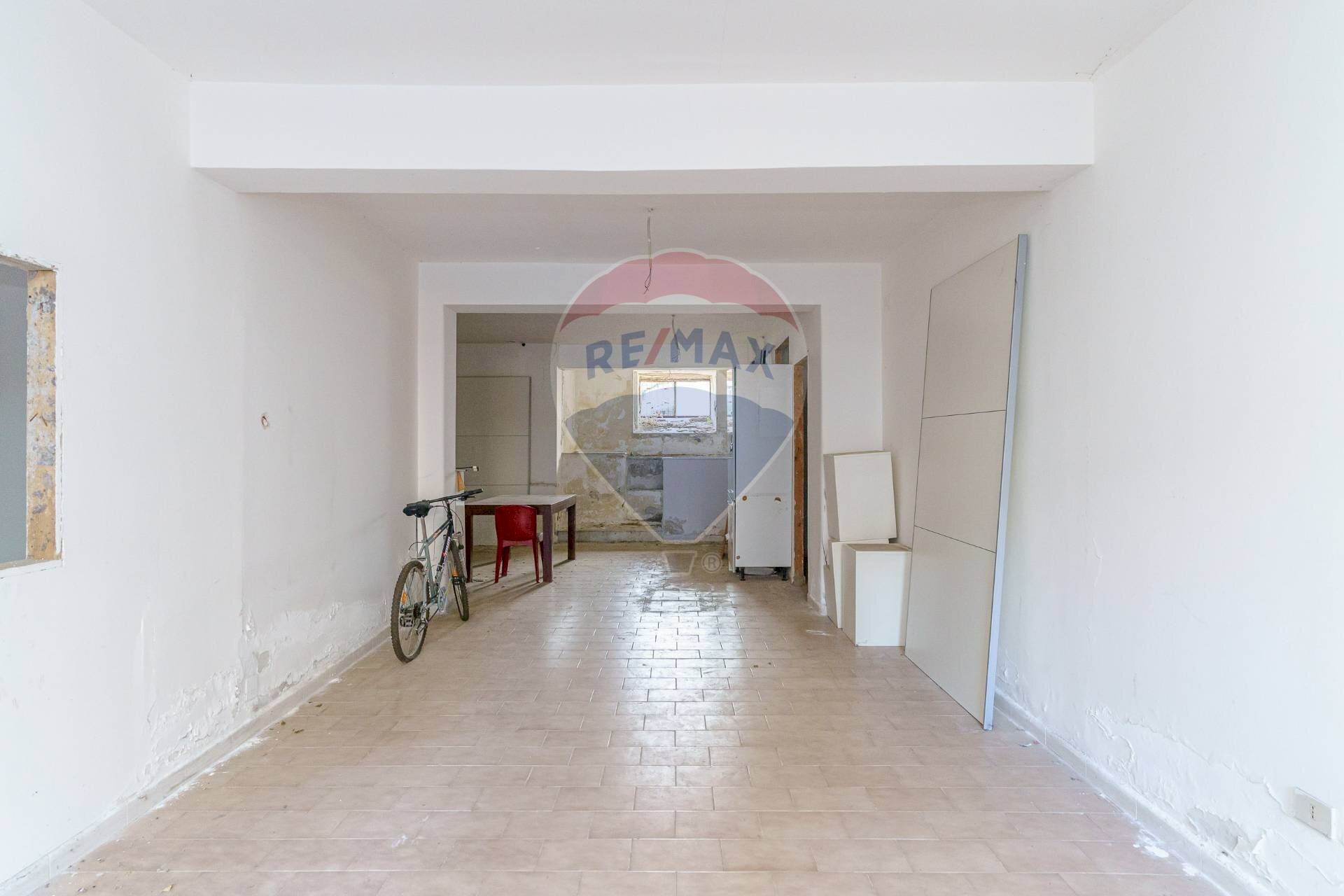 Stanza vuota - Locale Commerciale Via XX Settembre
 
19, San Gregorio di Catania - foto 1