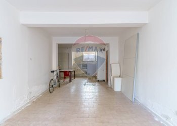 Stanza vuota - Locale Commerciale Via XX Settembre
 
19, San Gregorio di Catania - foto 1