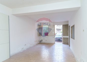 Stanza vuota - Locale Commerciale Via XX Settembre
 
19, San Gregorio di Catania - foto 5