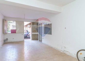 Stanza vuota - Locale Commerciale Via XX Settembre
 
19, San Gregorio di Catania - foto 6