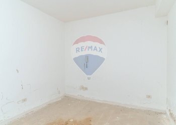 Stanza vuota - Locale Commerciale Via XX Settembre
 
19, San Gregorio di Catania - foto 7