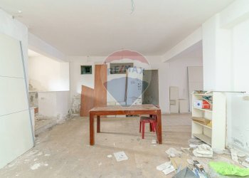 Stanza vuota - Locale Commerciale Via XX Settembre
 
19, San Gregorio di Catania - foto 10