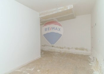 Stanza vuota - Locale Commerciale Via XX Settembre
 
19, San Gregorio di Catania - foto 12