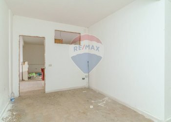 Stanza vuota - Locale Commerciale Via XX Settembre
 
19, San Gregorio di Catania - foto 14