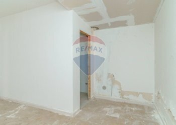 Stanza vuota - Locale Commerciale Via XX Settembre
 
19, San Gregorio di Catania - foto 15