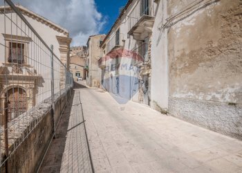 Edificio all\'aperto - Casa semi indipendente via torrenuova
 
35-37-39, Ragusa - foto 3