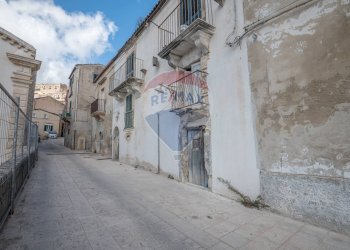 Edificio all\'aperto - Casa semi indipendente via torrenuova
 
35-37-39, Ragusa - foto 4