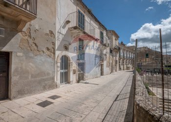 Edificio all\'aperto - Casa semi indipendente via torrenuova
 
35-37-39, Ragusa - foto 5