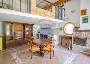 Sala da pranzo - Terreno agricolo Via Croce del Vicario
 
28, Caltagirone - foto 2