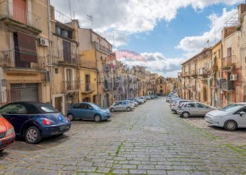 Edificio all\'aperto - Casa indipendente Via Falcone
 
7, Caltagirone - foto 1