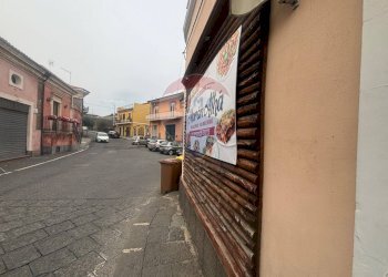 Edificio all\'aperto - Attività Commerciale Piazza Don Diego
 
33, Pedara - foto 1