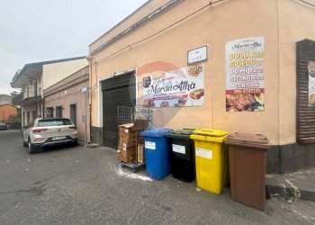 Edificio all\'aperto - Attività Commerciale Piazza Don Diego
 
33, Pedara - foto 2