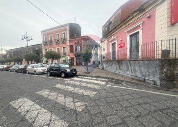 Edificio all\'aperto - Attività Commerciale Piazza Don Diego
 
33, Pedara - foto 3