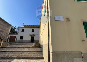 Edificio all\'aperto - Appartamento via giacomo leopardi
 
36, Poggio San Vicino - foto 37