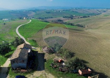 Vista delle montagne - Terreno edificabile Via Acquasanta
 
52, San Marcello - foto 3